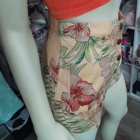 NWT URBAN OUTFITTERS Floral Med Hi-Waist Short - Picture 6 of 16